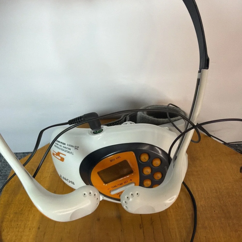 Sony S2 Walkman SRF-M80V‎ AM/FM/Weather/Armband W/ Headphones working